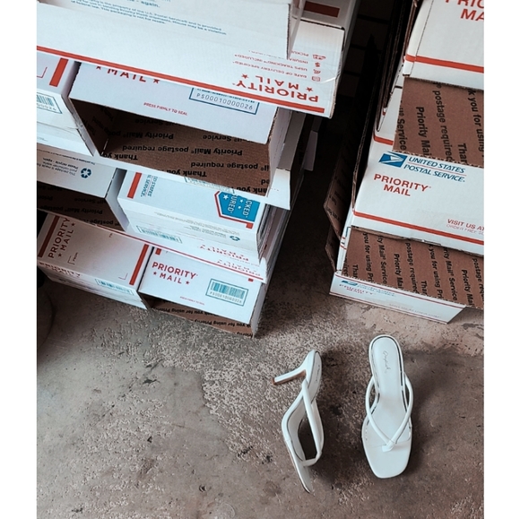 🚨//Girls night out Collection//White thong sandal - Picture 3 of 5